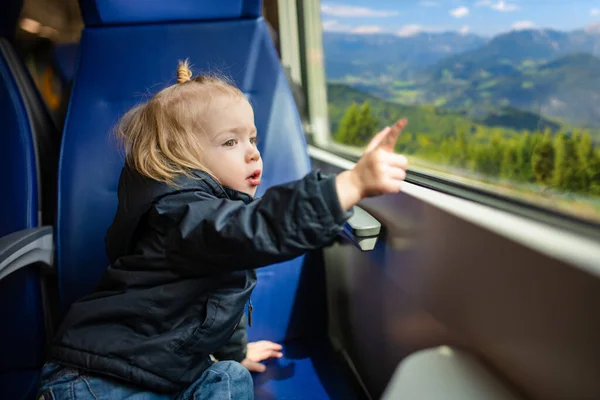 กทารกเด นทางโดยรถไฟ อยน งอย างหน างในรถไฟด วนในว นหย ดของครอบคร กในรถไฟ — ภาพถ่ายสต็อก