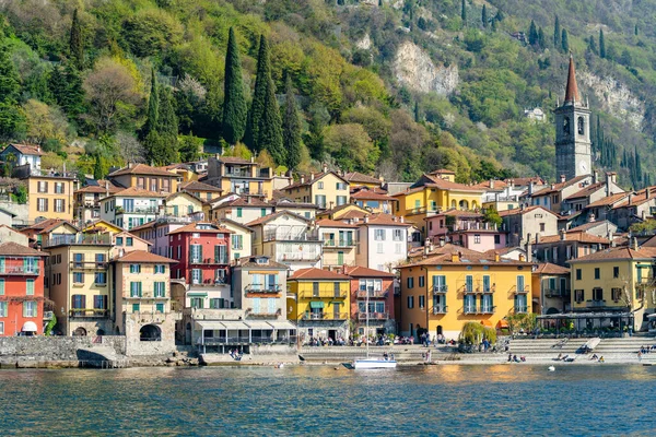 コモ湖の海岸で最も絵のように美しい町の一つであるヴァレンナの典型的なカラフルな家 典型的なイタリアの雰囲気と魅力的な場所 バレンナ ロンバルディア州 イタリア — ストック写真