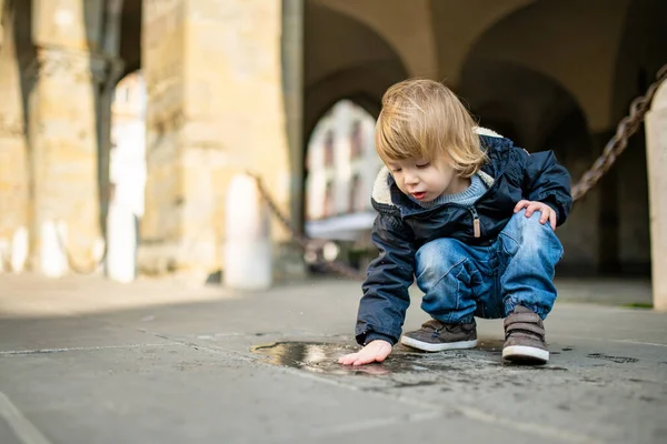 Симпатичный Малыш Играет Луже Улице Бергамо Маленький Ребенок Весело Проводит — стоковое фото