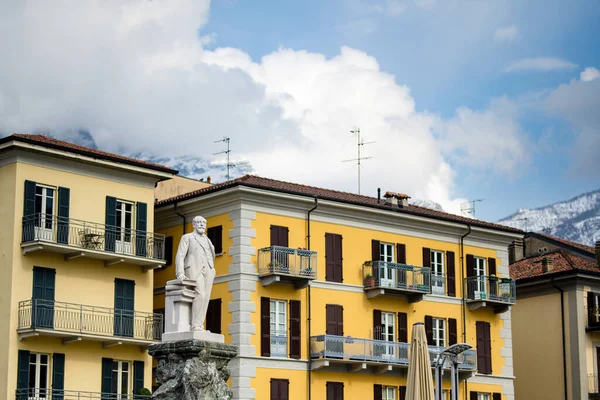 マリオCermenatiの記念碑 レッコ町のマリオCermenati広場に位置 サンニコロの教会小聖堂の近く イタリアのロンバルディア州レッコでの晴れた春の朝 — ストック写真