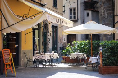 Lucca şehrinin el değmemiş Rönesans dönemi şehir duvarları ve iyi korunmuş tarihi merkeziyle bilinen güzel ortaçağ caddeleri. Lucca ili, Toskana, İtalya.