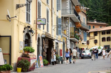NEMI, ITALY - MAYIS 2011: İtalya 'nın Nemi kentindeki güzel ortaçağ caddesi