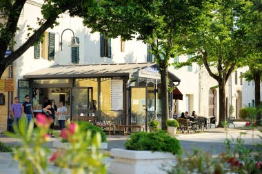 NEMI, ITALY - MAYIS 2011: İtalya 'nın Nemi kentindeki güzel ortaçağ caddesi