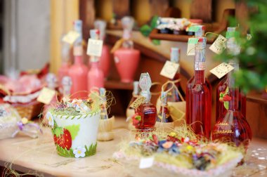 NEMI, ITALY - MAYIS 2011: Nemi, Lazio, İtalya 'daki küçük dükkanlarda çeşitli gıda, mal ve küçük tipik hediyelik eşyalar satıldı.