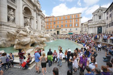 ROME, ITALY - MAYIS 2011: Ünlü Trevi Fountain veya Fontanta di Trevi 'de bir turist kalabalığı, Roma, İtalya' da, resim çekiyorlar veya paralarını ona atmak için bekliyorlar. Roma, Lazio, İtalya.