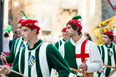 SIENA, İtalya - Temmuz 2013: Corteo Storico 'da taç giymiş bir kaz taşıyan asil Contrada dell' Oca üyeleri, İtalya 'nın Siena kentinde düzenlenen tarihi bir kostüm geçidi..