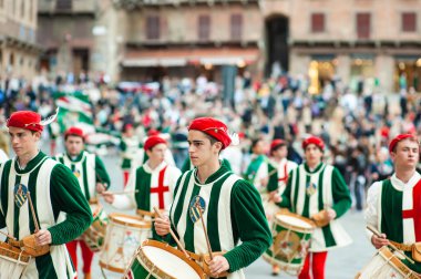 SIENA, İtalya - Temmuz 2013: Corteo Storico 'da taç giymiş bir kaz taşıyan asil Contrada dell' Oca üyeleri, İtalya 'nın Siena kentinde düzenlenen tarihi bir kostüm geçidi..