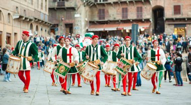 SIENA, İtalya - Temmuz 2013: Corteo Storico 'da taç giymiş bir kaz taşıyan asil Contrada dell' Oca üyeleri, İtalya 'nın Siena kentinde düzenlenen tarihi bir kostüm geçidi..