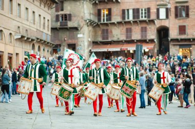 SIENA, İtalya - Temmuz 2013: Corteo Storico 'da taç giymiş bir kaz taşıyan asil Contrada dell' Oca üyeleri, İtalya 'nın Siena kentinde düzenlenen tarihi bir kostüm geçidi..