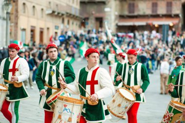 SIENA, İtalya - Temmuz 2013: Corteo Storico 'da taç giymiş bir kaz taşıyan asil Contrada dell' Oca üyeleri, İtalya 'nın Siena kentinde düzenlenen tarihi bir kostüm geçidi..