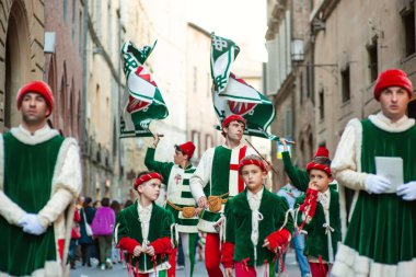 SIENA, İtalya - Temmuz 2013: Corteo Storico 'da taç giymiş bir kaz taşıyan asil Contrada dell' Oca üyeleri, İtalya 'nın Siena kentinde düzenlenen tarihi bir kostüm geçidi..