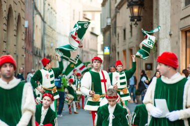 SIENA, İtalya - Temmuz 2013: Corteo Storico 'da taç giymiş bir kaz taşıyan asil Contrada dell' Oca üyeleri, İtalya 'nın Siena kentinde düzenlenen tarihi bir kostüm geçidi..