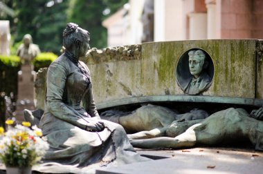 Cimitero Monumentale di Milano 'nun mezarları ve anıtları üzerindeki etkileyici heykeller ya da en dikkate değer İtalyanların mezarları olan Milan Anıtı Mezarlığı. Milan, İtalya.