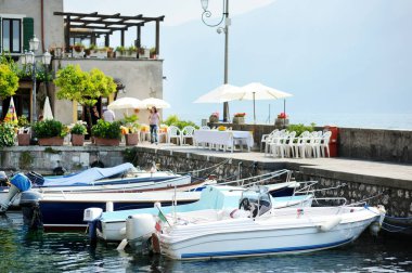 Gargnano 'da balıkçı tekneleri ve yatlar, Lombardiya' nın Brescia iline bağlı küçük bir kasaba ve komün, Garda Gölü 'nün batı kıyısında yer alıyor..