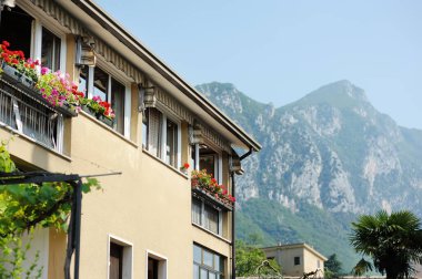 Gargnano 'nun güzel manzarası, Lombardiya' nın Brescia iline bağlı küçük bir kasaba ve komün, Garda Gölü 'nün batı kıyısında yer alır..