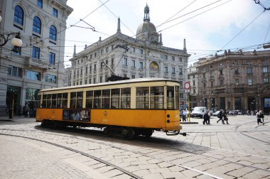 MILAN, ITALY - Mayıs 2011: İtalya 'nın kuzey Lombardiya bölgesindeki bir metropol olan Milano' nun merkezinde kalabalık caddelerde yürüyen turistler ve yerliler. Milan, Lombardiya, İtalya.