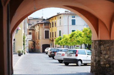 Gargnano 'nun güzel manzarası, Lombardiya' nın Brescia iline bağlı küçük bir kasaba ve komün, Garda Gölü 'nün batı kıyısında yer alır..