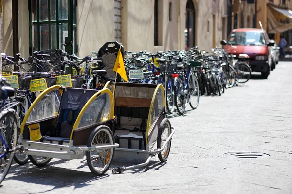 イタリア ルッカ 2011年5月 ルッカ市の中世の通りに駐車した自転車は ルネサンス時代の城壁とよく保存された歴史的な中心部で知られています イタリアのトスカーナ州ルッカ県 — ストック写真