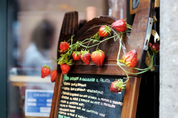 Nemi Italy May 2011 Restaurant Menu Board Decorated Plastic Strawberries — Stock Photo, Image