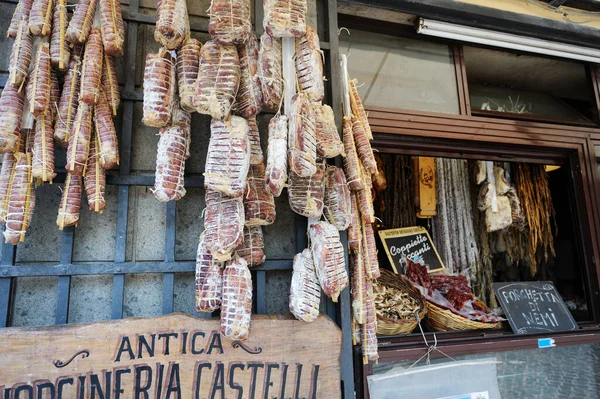 Неми Италия Май 2011 Вкусное Мясо Колбасы Продаются Маленьком Магазине — стоковое фото