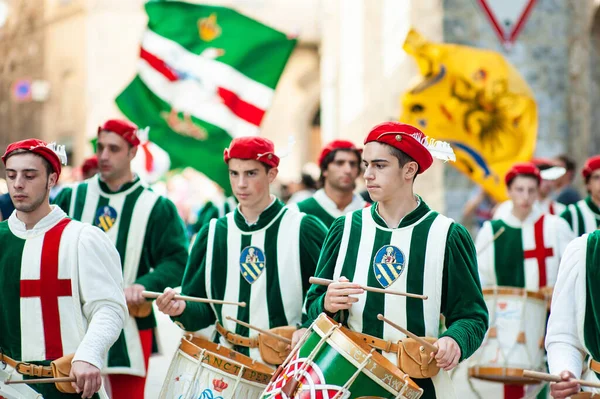 シエナ イタリア 2013年7月 イタリアのトスカーナ州シエナで開催された歴史的な衣装パレードであるCorteo Storicoでは 栄光のコントラダデルオカの旗を冠付きのガチョウで運ぶメンバー — ストック写真