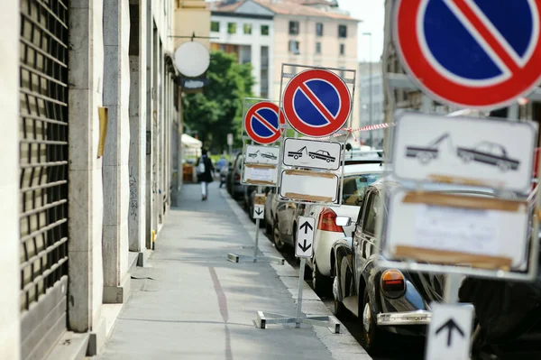 Row Cars Parked Illegally Street Center Milan Metropolis Italy Northern — Stock Photo, Image