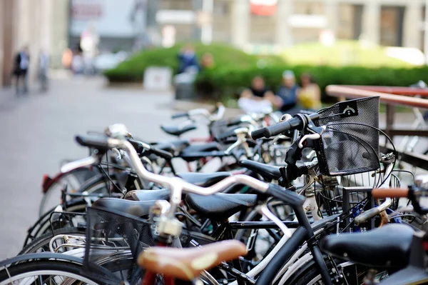 Sok Kerékpár Parkolt Milánó Utcáin Felfedezni Egy Városközpontot Milánó Lombardia — Stock Fotó