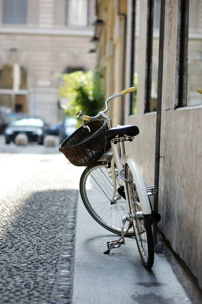 Παλιό Ποδήλατο Παρκαρισμένο Στο Δρόμο Του Μιλάνου Εξερευνώντας Ένα Κέντρο — Φωτογραφία Αρχείου