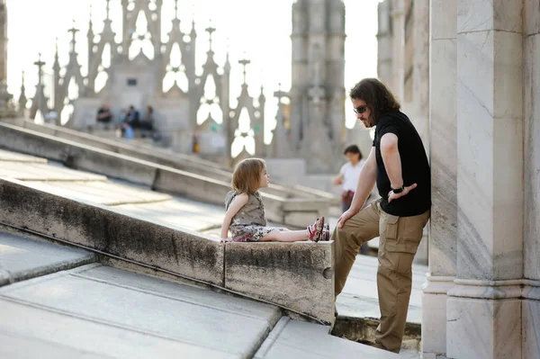Apa Lánya Milánói Katedrális Vagy Duomo Tetején Cathedral Square Vagy — Stock Fotó