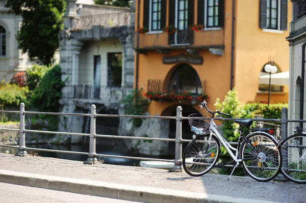 コモ町 コモ湖 イタリア ヨーロッパのお土産店 レストラン カフェと古い石畳の通りに駐車自転車 — ストック写真