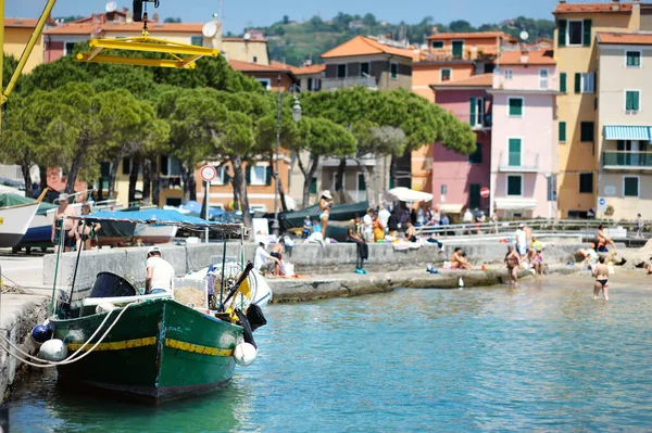 载有设备的小渔船停泊在San Terenzo村港口 拉斯皮西亚湾 意大利利古里亚 — 图库照片