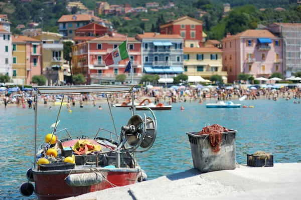 San Terenzo Köyüne Ekipmanlı Küçük Bir Balıkçı Teknesi Yanaştı Spezia — Stok fotoğraf