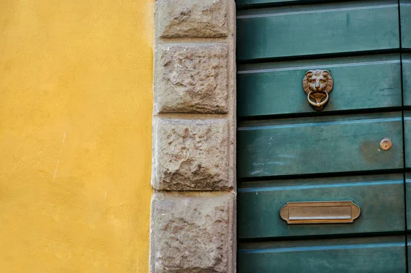 Yellow Wall Green Door Manarola One Five Centuries Old Villages — Stock Photo, Image