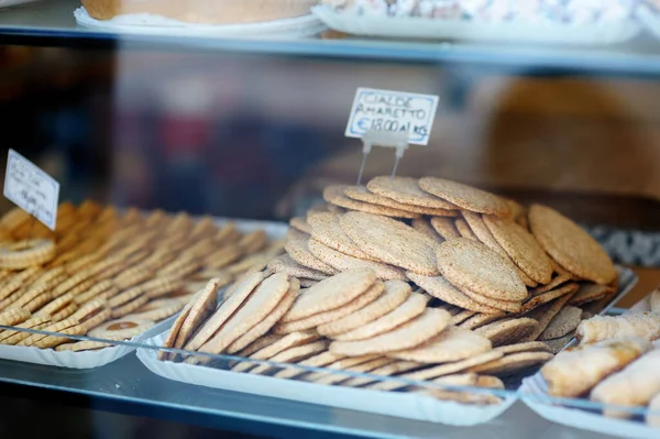 Biscotti Amaretto Vetrina Dolci Torte Biscotti Assortiti Mostra Nel Piccolo — Foto Stock