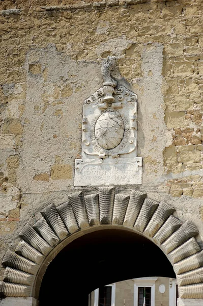 Escudo Armas Sobre Arco Piedra Estrecha Calle Antigua Famosa Ciudad — Foto de Stock