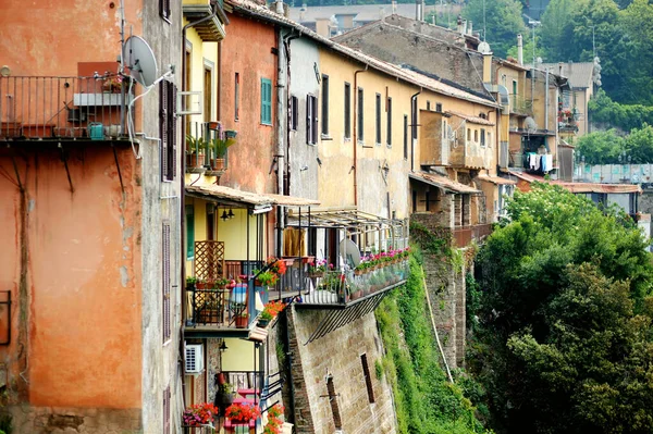 イタリアの美しい町の典型的な中世の狭い通り — ストック写真