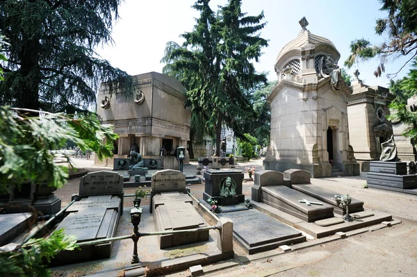 Milan Włochy Maj 2011 Imponujące Rzeźby Grobowce Pomniki Cimitero Monumentale — Zdjęcie stockowe