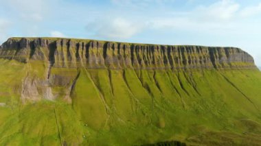 Benbulbin 'in havadan görünüşü, diğer adıyla Benbulben veya Ben Bulben, simgesel simge, büyük düz uçlu nunatak kaya oluşumu. Wild Atlantic Way, County Sligo, İrlanda 'daki muhteşem kostüm sürüş rotası.