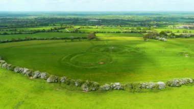 Bir dizi antik anıtiçeren ve geleneğe göre İrlanda Yüksek Kralı, County Meath, İrlanda'nın merkezi olarak kullanılan bir arkeolojik kompleks olan Tara Tepesi'nin havadan görünümü