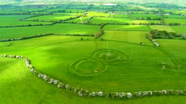 Bir dizi antik anıtiçeren ve geleneğe göre İrlanda Yüksek Kralı, County Meath, İrlanda'nın merkezi olarak kullanılan bir arkeolojik kompleks olan Tara Tepesi'nin havadan görünümü
