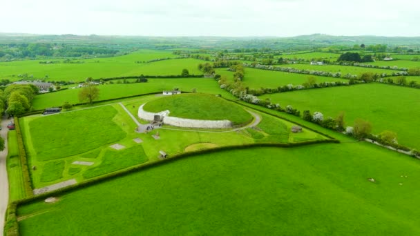 Vista Aérea Newgrange Monumento Pré Histórico Construído Durante Período Neolítico — Vídeo de Stock