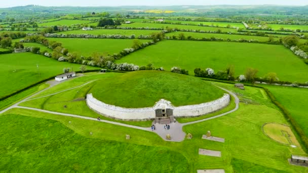 新石器時代に建てられた先史時代の記念碑であるニューグレンジの空中展望は アイルランドの郡庁所在地である アイルランドで最も人気のある観光地の1つ ユネスコ世界遺産 — ストック動画