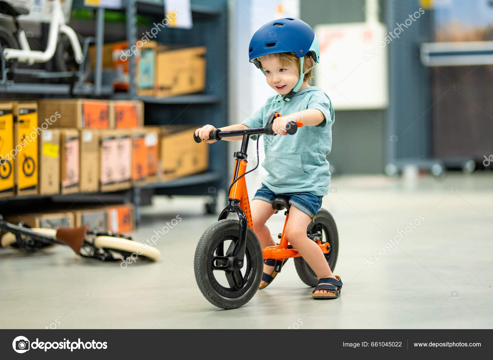Divertido Niño Pequeño Probando Una Moto Bebé Tienda Equipos Deportivos:  fotografía de stock © MNStudio #661045022