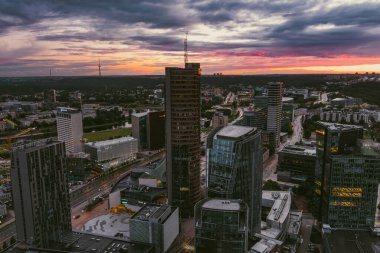 VILNIUS, LITHUANIA - Haziran 2022: Vilnius iş bölgesinin manzaralı gece görüşü. Vilnius, Litvanya 'da şehir hayatı.