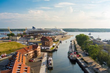 KLAIPEDA, LITHUANIA - HAZİRAN 2022: Klaipeda limanındaki 'Norveç Şafağı' yolcu gemisinin havadan görünüşü. Klaipeda yolcu gemisi terminali, Litvanya 'da turizm endüstrisi.