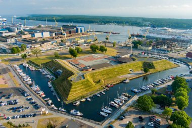KLAIPEDA, LITHUANIA - Haziran 2022: Litvanya 'nın Klaipeda kentindeki yat kulübünün rıhtımındaki güzel yatların havadan görünüşü. Klaipeda 'nın eski kalesi. Dane nehrinin yaz manzarası.