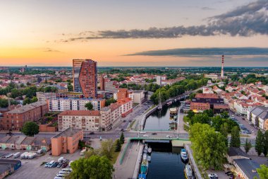 KLAIPEDA, LITHUANIA - Haziran 2022: Litvanya 'nın eski Klaipeda kentinin manzaralı manzarası, altın akşam ışığı. Klaipeda liman bölgesi ve yaz akşamları çevresi.