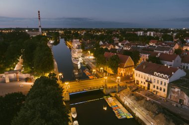 KLAIPEDA, LITHUANIA - Haziran 2022: Litvanya 'nın eski Klaipeda kentinin gece manzarası. Klaipeda liman bölgesi ve yaz akşamları çevresi.