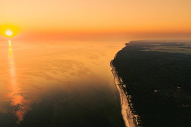 Litvanya 'nın Klaipeda kenti yakınlarındaki Baltık Denizi kıyı şeridinin hava görüntüsü. Altın yaz akşamında güzel deniz kıyısında.
