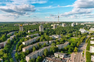 Vilnius şehrinin Lazdynai bölgesinin arka planında televizyon kulesi olan havadan görüntüsü. Güneşli yaz günü.